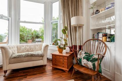 Stylish Victorian Apartment close to the Botanical gardens Free parking! - image 10