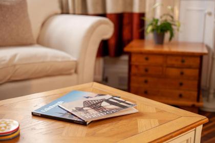 Stylish Victorian Apartment close to the Botanical gardens Free parking! - image 11