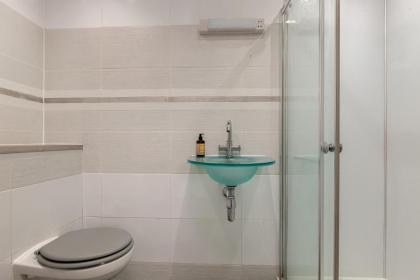 Stylish Victorian Apartment close to the Botanical gardens Free parking! - image 12