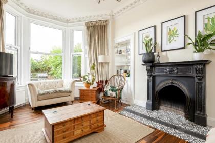 Stylish Victorian Apartment close to the Botanical gardens Free parking! - image 13