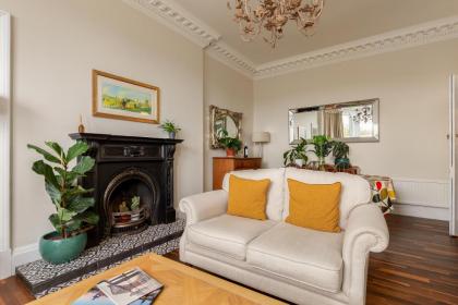 Stylish Victorian Apartment close to the Botanical gardens Free parking! - image 14