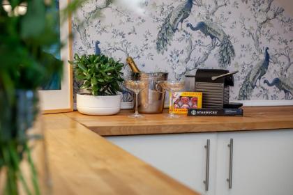 Stylish Victorian Apartment close to the Botanical gardens Free parking! - image 15