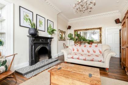 Stylish Victorian Apartment close to the Botanical gardens Free parking! - image 2