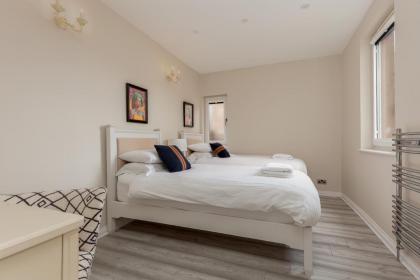 Stylish Victorian Apartment close to the Botanical gardens Free parking! - image 4