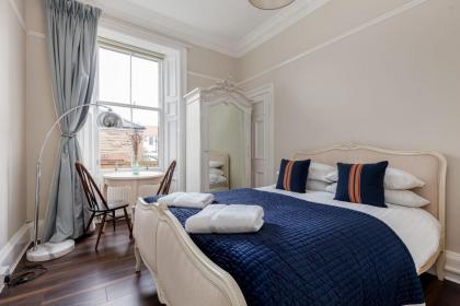Stylish Victorian Apartment close to the Botanical gardens Free parking! - image 5