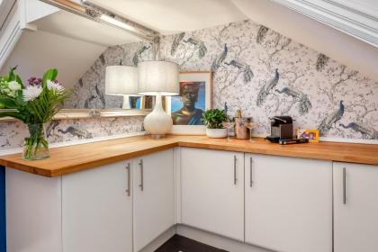 Stylish Victorian Apartment close to the Botanical gardens Free parking! - image 6