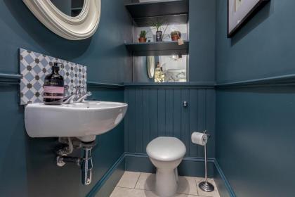 Stylish Victorian Apartment close to the Botanical gardens Free parking! - image 7