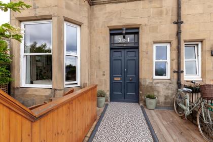 Stylish Victorian Apartment close to the Botanical gardens Free parking! - image 9
