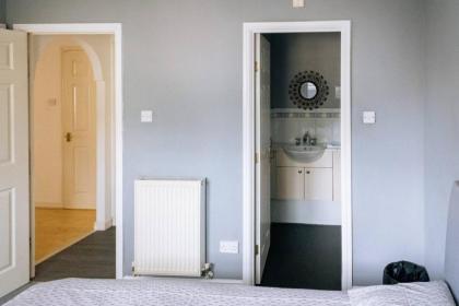 Snug & Serene 2BD Flat - Roseburn - image 16