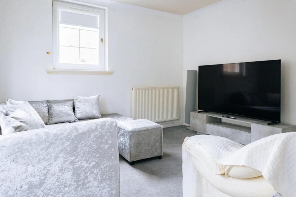 Snug & Serene 2BD Flat - Roseburn - image 2