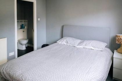 Snug & Serene 2BD Flat - Roseburn - image 4