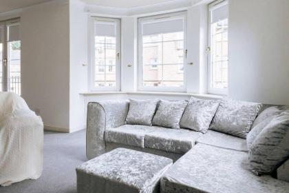 Snug & Serene 2BD Flat - Roseburn - image 7
