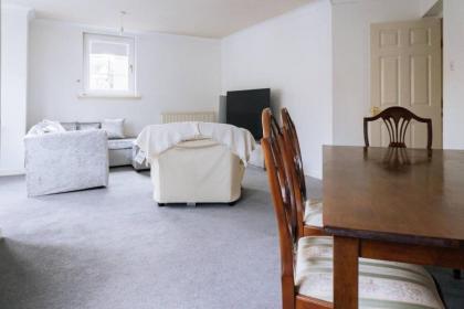 Snug & Serene 2BD Flat - Roseburn - image 8