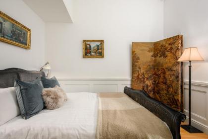 The Secret Library Hideaway - Royal Mile - image 9
