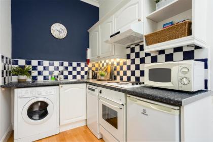 Quiet & cosy flat near Haymarket station - image 10
