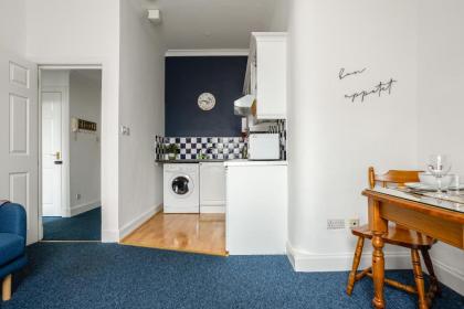 Quiet & cosy flat near Haymarket station - image 13