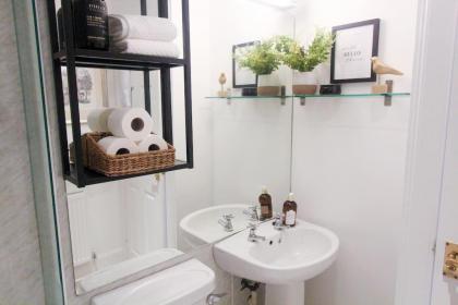 Quiet & cosy flat near Haymarket station - image 4