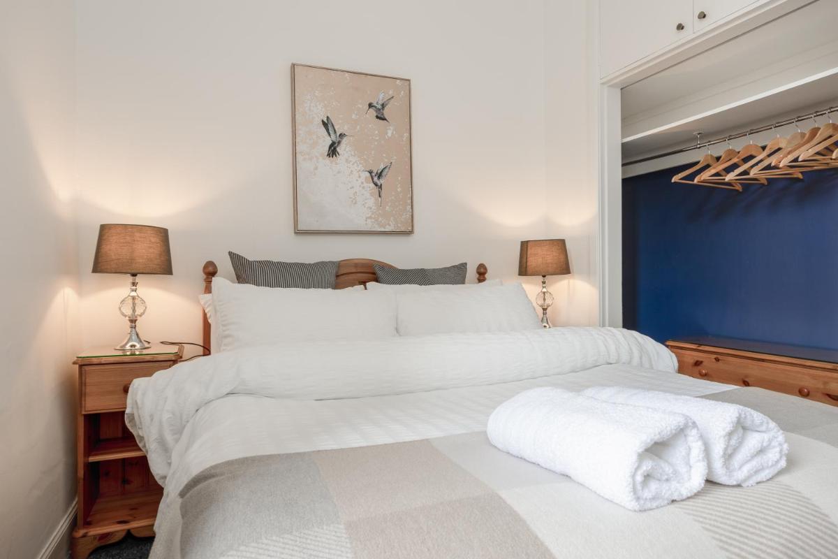 Quiet & cosy flat near Haymarket station - image 6