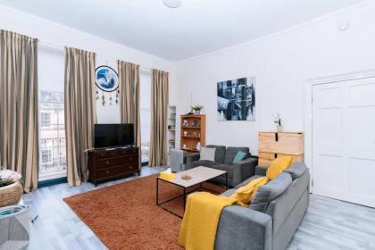 Bright High-Ceiling 2BD Flat - Central Edinburgh!