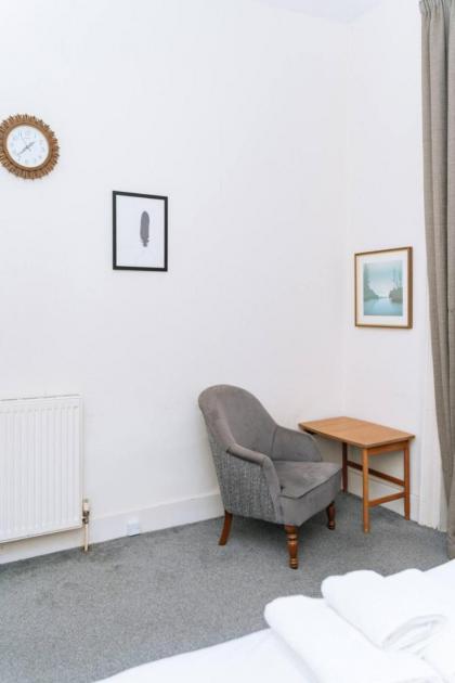 Bright High-Ceiling 2BD Flat - Central Edinburgh! - image 10