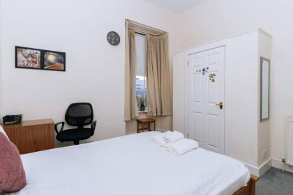 Bright High-Ceiling 2BD Flat - Central Edinburgh! - image 12