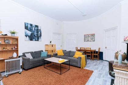 Bright High-Ceiling 2BD Flat - Central Edinburgh! - image 14
