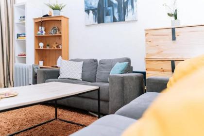 Bright High-Ceiling 2BD Flat - Central Edinburgh! - image 16