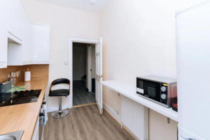 Bright High-Ceiling 2BD Flat - Central Edinburgh! - image 2
