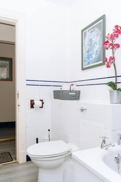 Bright High-Ceiling 2BD Flat - Central Edinburgh! - image 24