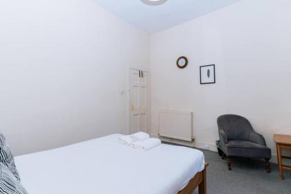 Bright High-Ceiling 2BD Flat - Central Edinburgh! - image 26