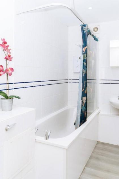 Bright High-Ceiling 2BD Flat - Central Edinburgh! - image 27