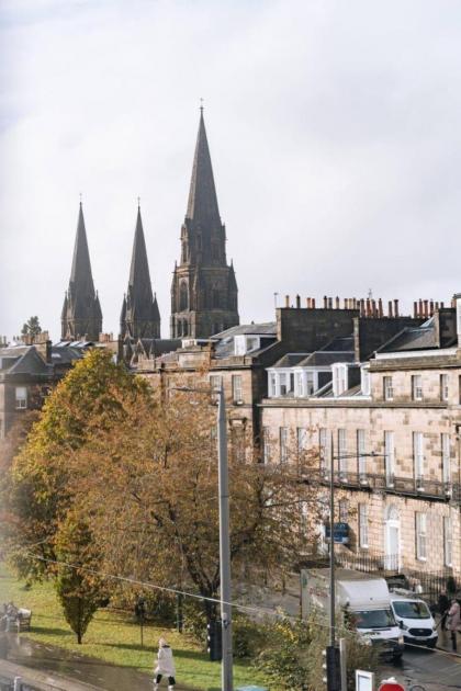 Bright High-Ceiling 2BD Flat - Central Edinburgh! - image 3