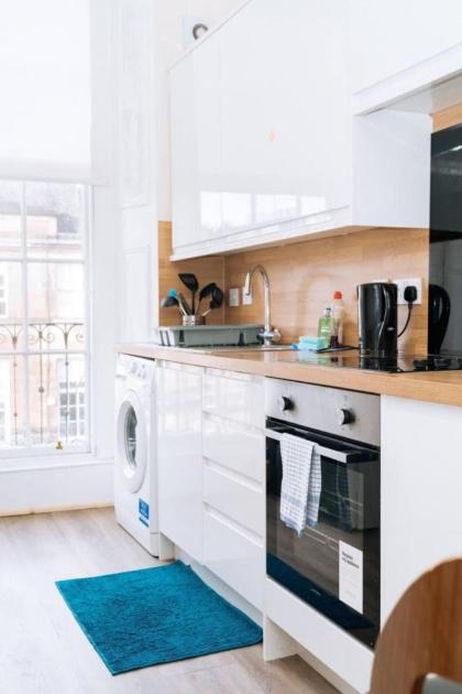 Bright High-Ceiling 2BD Flat - Central Edinburgh! - image 4