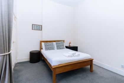 Bright High-Ceiling 2BD Flat - Central Edinburgh! - image 6
