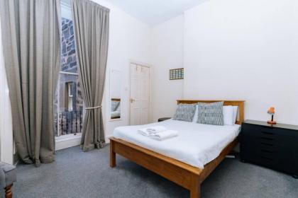 Bright High-Ceiling 2BD Flat - Central Edinburgh! - image 7