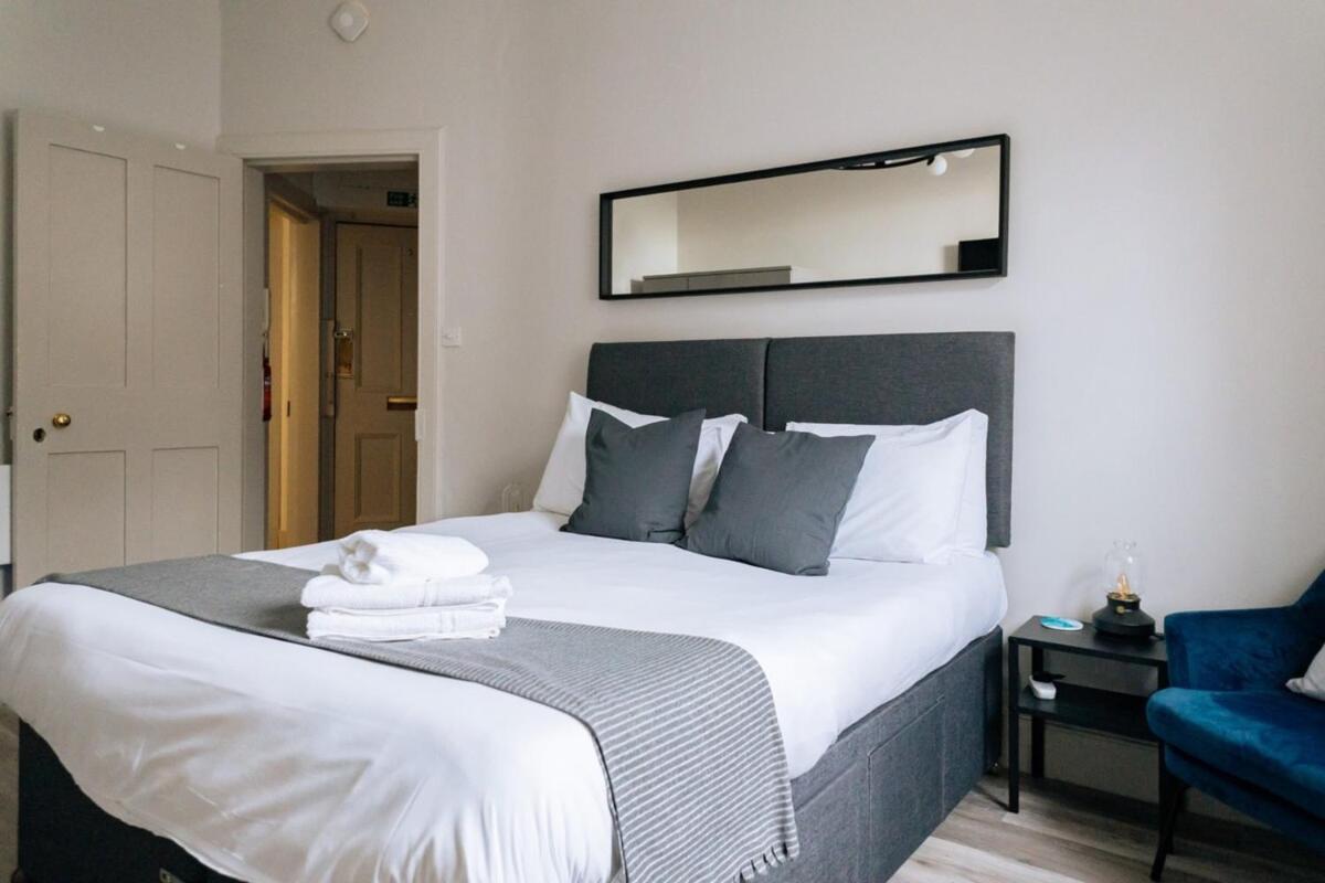 Chic 1BD Flat - wViews of Edinburgh Castle! - main image