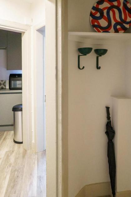 Chic 1BD Flat - wViews of Edinburgh Castle! - image 10