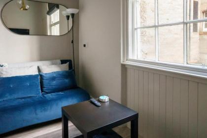Chic 1BD Flat - wViews of Edinburgh Castle! - image 11
