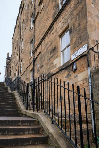 Chic 1BD Flat - wViews of Edinburgh Castle! - image 14