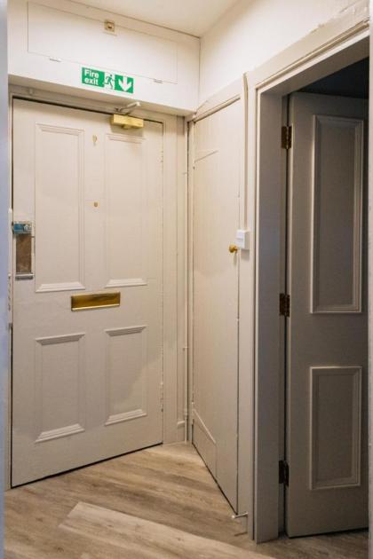Chic 1BD Flat - wViews of Edinburgh Castle! - image 15