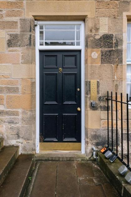 Chic 1BD Flat - wViews of Edinburgh Castle! - image 17