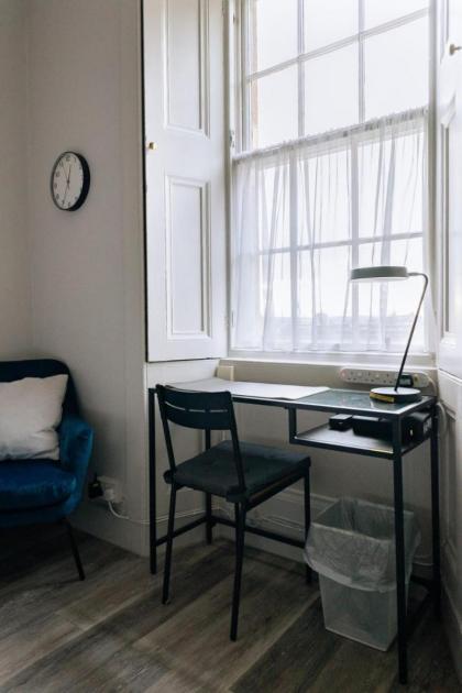 Chic 1BD Flat - wViews of Edinburgh Castle! - image 19