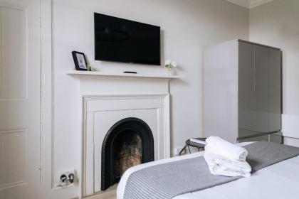 Chic 1BD Flat - wViews of Edinburgh Castle! - image 3