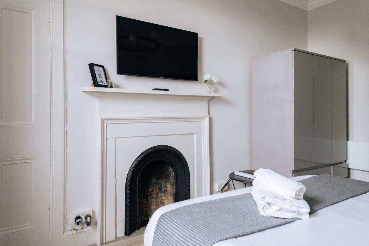 Chic 1BD Flat - wViews of Edinburgh Castle! - image 3