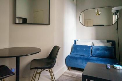 Chic 1BD Flat - wViews of Edinburgh Castle! - image 6