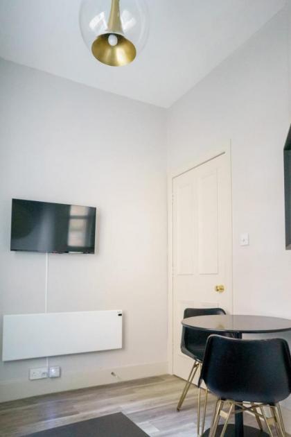 Chic 1BD Flat - wViews of Edinburgh Castle! - image 7