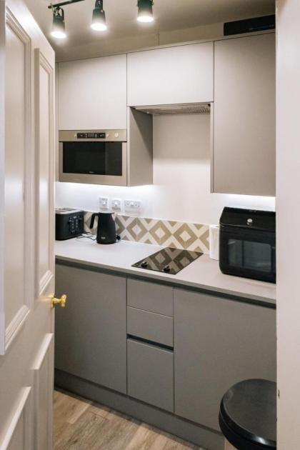 Chic 1BD Flat - wViews of Edinburgh Castle! - image 8