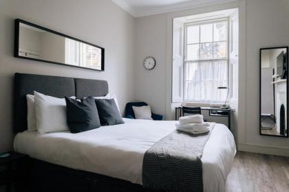 Chic 1BD Flat - wViews of Edinburgh Castle! - image 9