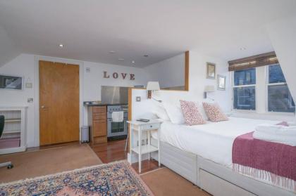 Pass the Keys Cosy Studio Apartment - image 11