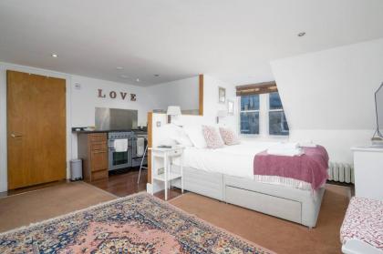 Pass the Keys Cosy Studio Apartment - image 15